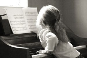 Learning to play the piano with sheet music